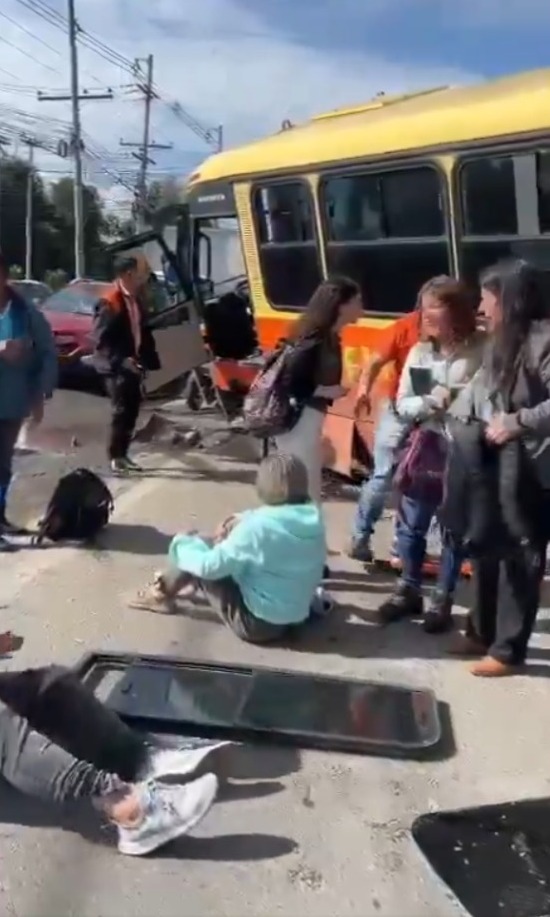 EN VIDEO: Grave accidente entre camión de gaseosas y un bus en vía Siberia-Cota Este 5 de noviembre se presentó un fuerte accidente de tránsito entre un camión y un bus intermunicipal. Vea aquí el video.