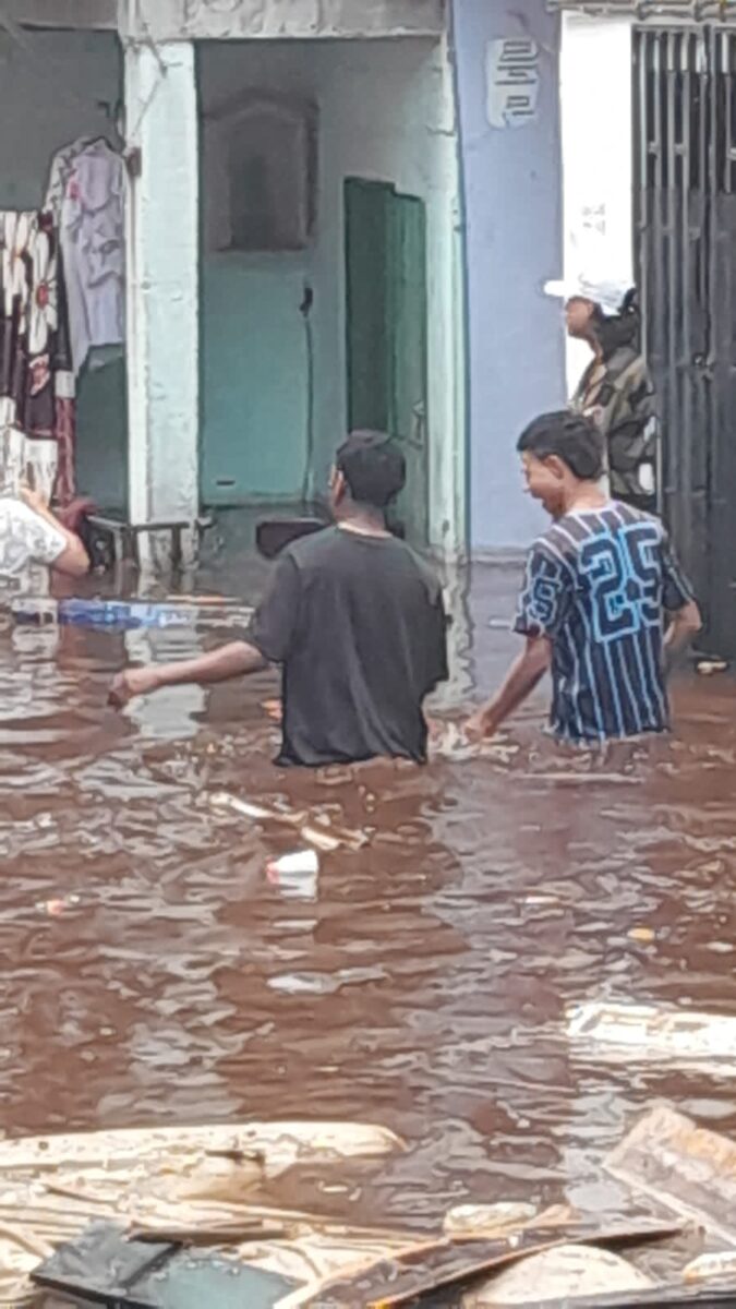 EN VIDEO: Ruptura de un tubo generó graves inundaciones en Medellín Videos muestran la gravedad de las inundaciones causadas por la ruptura de un tubo en Medellín; cerca de 100 casas resultaron afectadas.