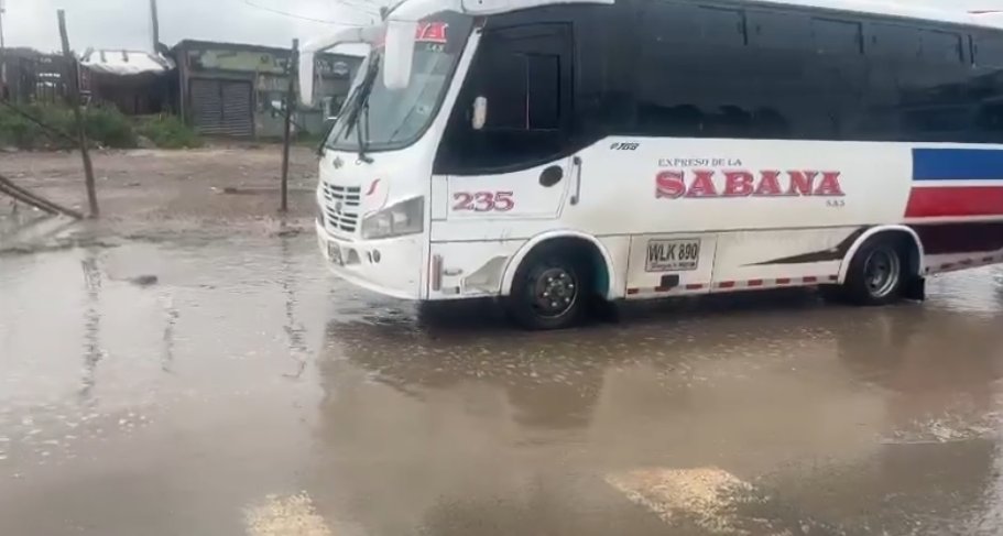 EN VIVO: Así está la movilidad en Bogotá este domingo tras fuertes lluvias Le contamos cómo están las vías y en cuáles puntos de la ciudad se presentan encharcamientos o complicaciones de movilidad.