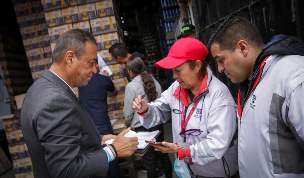 Encuentran 144 botellas de aguardiente de contrabando en operativo en Los Mártires Además del trago incautado, se le impuso una multa al establecimiento comercial.