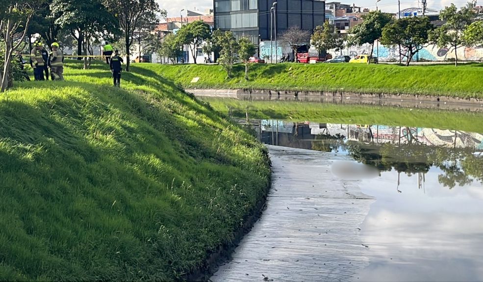 Encuentran cuerpo de un hombre en caño de Barrios Unidos Un escabroso hallazgo alertó, la mañana de este martes, a las personas que habitan y transitan cerca del caño Arzobispo, en Barrios Unidos, donde fue encontrado el cuerpo sin vida de un hombre.