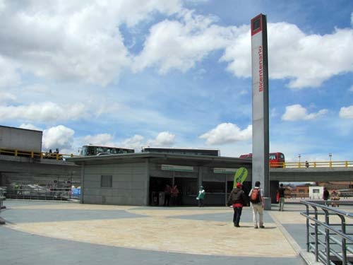 Escalofriante historia de niña que se estaría apareciendo en esta estación de TransMilenio Se dice que la niña advertiría a las mujeres sobre posibles robos. Aquí la historia.