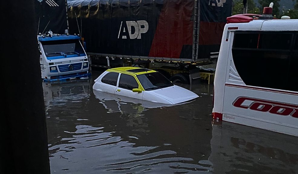 Esto es lo que debe hacer si su carro queda atrapado en una inundación Debido a la emergencia que vive Bogotá por las fuertes lluvias, le dejamos algunas recomendaciones para salvar su carro de las inundaciones.