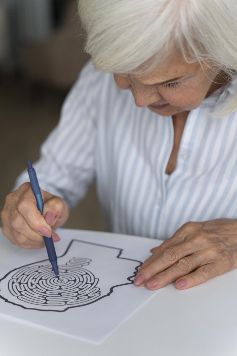 Estos son los hábitos para mantener una mente saludable y prevenir el Alzheimer Mantener una mente saludable es esencial para prevenir enfermedades neurodegenerativas como el Alzheimer, una condición que afecta a millones de personas en todo el mundo.