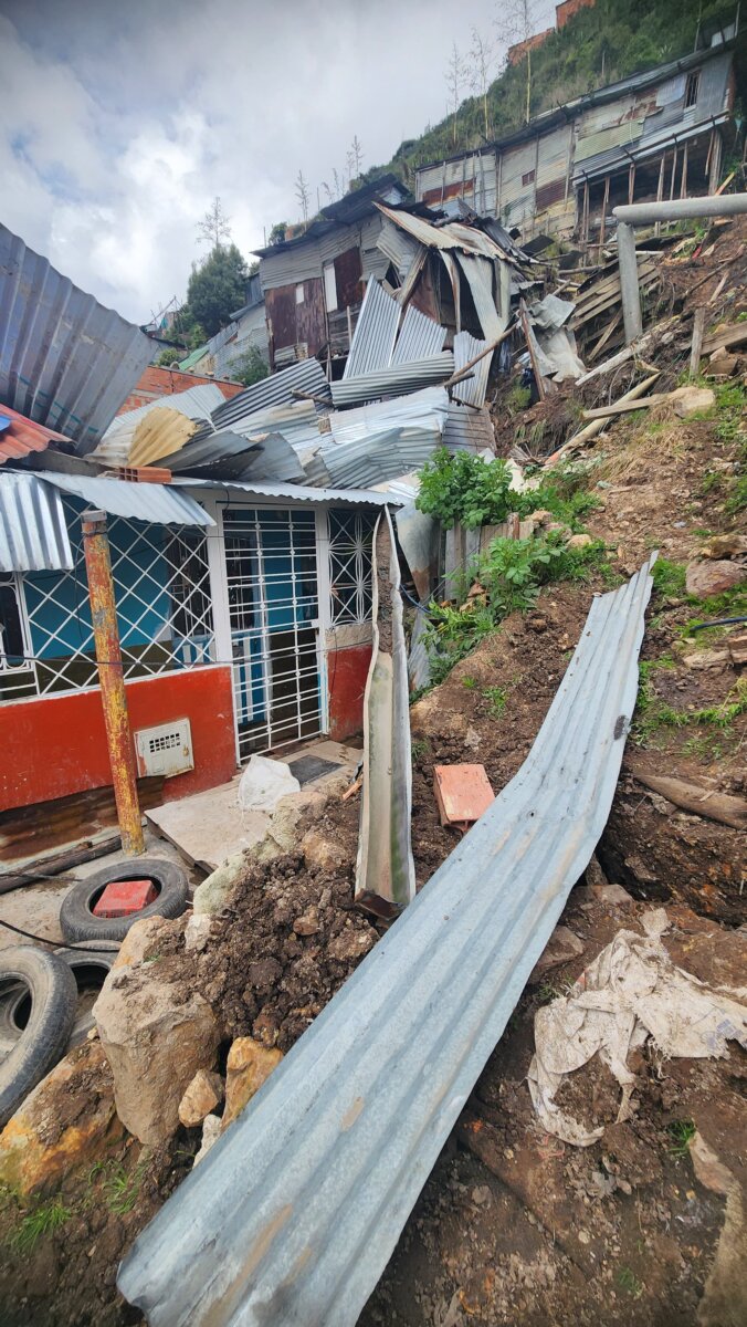 Familias en Soacha se vieron gravemente afectadas por deslizamiento de tierra Los residentes del barrio Los Robles viven una verdadera emergencia, luego de un deslizamiento de tierra que afectó varias viviendas del sector.