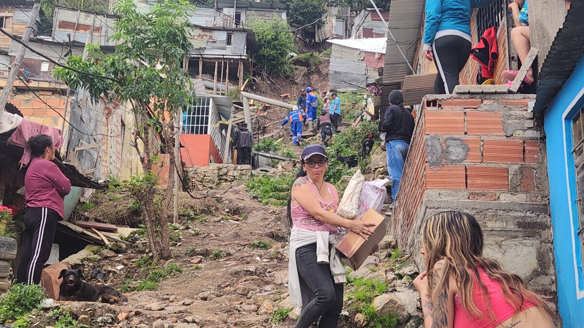 Familias en Soacha se vieron gravemente afectadas por deslizamiento de tierra Los residentes del barrio Los Robles viven una verdadera emergencia, luego de un deslizamiento de tierra que afectó varias viviendas del sector.