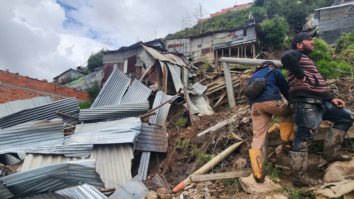 Familias en Soacha se vieron gravemente afectadas por deslizamiento de tierra Los residentes del barrio Los Robles viven una verdadera emergencia, luego de un deslizamiento de tierra que afectó varias viviendas del sector.