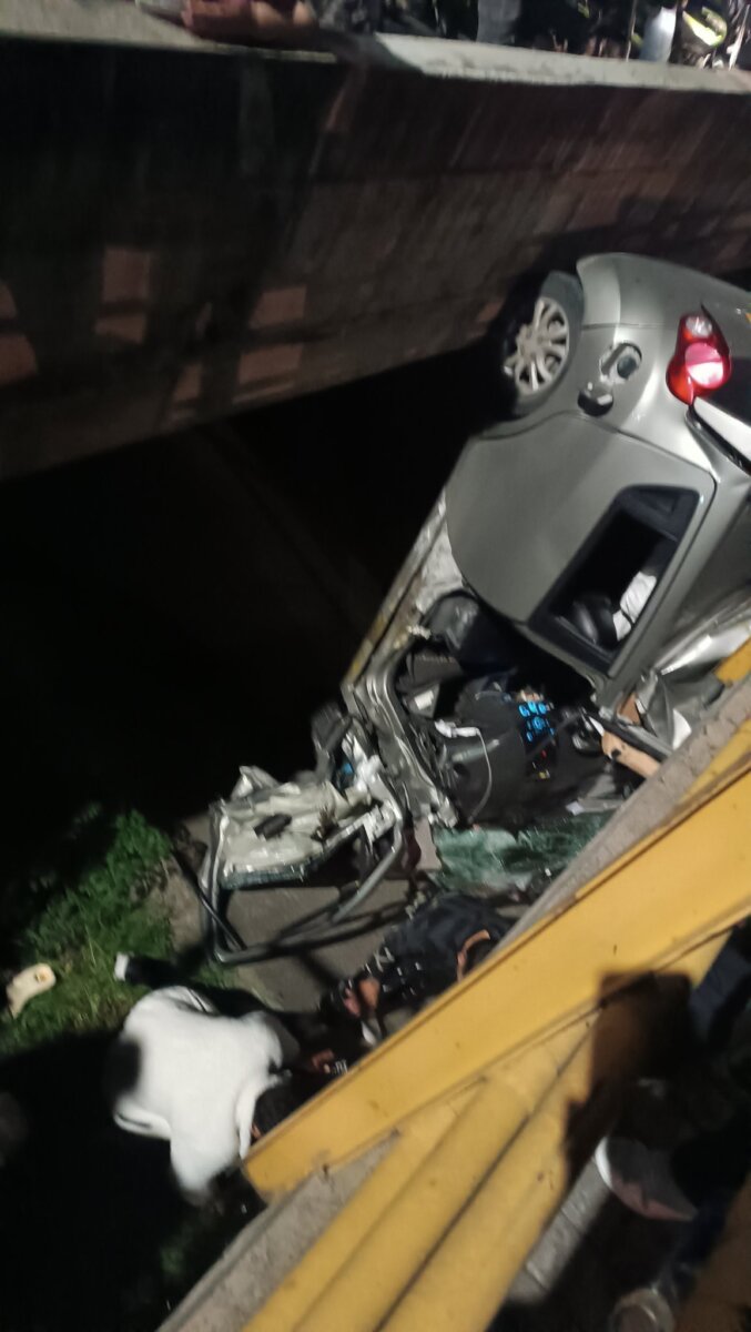 Impactante accidente: carro cayó a un caño en Usaquén Un grave accidente de tránsito causó conmoción entre los residentes del norte de Bogotá, pues un carro cayó a un caño en Usaquén, dejando 4 personas lesionadas.