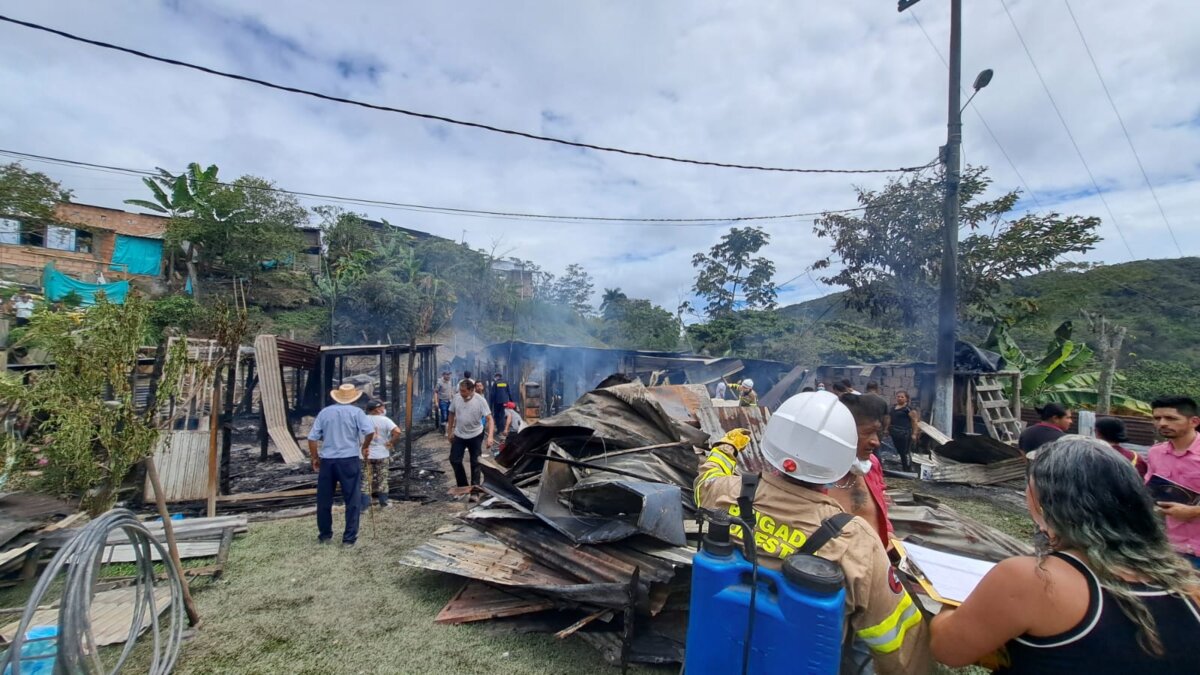 Incendio en Cundinamarca deja 8 viviendas destruidas Este martes 12 de noviembre, un grave incendio consumió ocho viviendas en el barrio Antigua Base, en el municipio de La Palma, ubicado al noroccidente de Cundinamarca. La emergencia fue atendida por el Cuerpo de Bomberos del municipio de Yacopí, con el apoyo de la Defensa Civil, la Policía, la administración municipal y personal de gestión del riesgo.