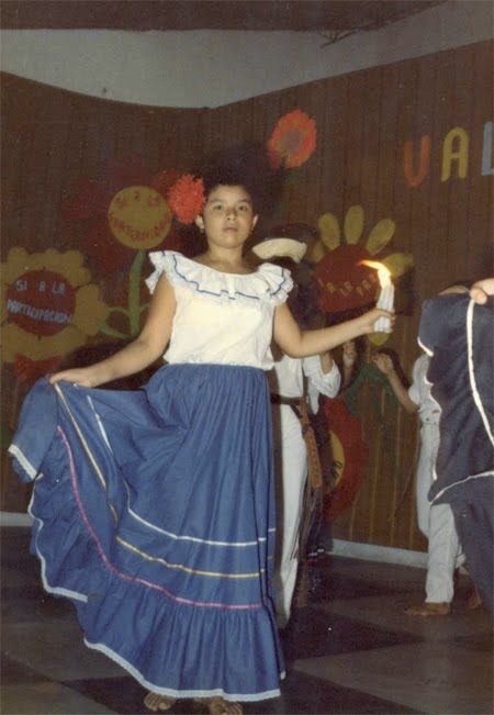 La foto que pocos conocían de Omayra Sánchez antes de su muerte En la fotografía, Omayra aparece en una presentación del colegio, vistiendo un traje típico.