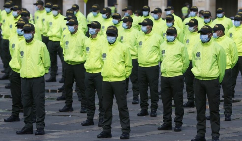 Más de 1.500 policías garantizarán la seguridad en Bogotá durante el partido Colombia vs. Ecuador Con el objetivo de garantizar la seguridad y convivencia durante la fiesta del fútbol, la Policía Metropolitana de Bogotá anunció el despliegue de cerca de 1.500 hombres y mujeres, junto con recursos tecnológicos, en diferentes puntos estratégicos de la capital.