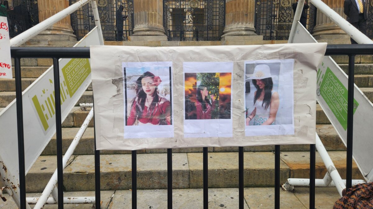 Mujer se encadenó por la libertad de su hermana en la Plaza de Bolívar Como forma de protesta y exigiendo la liberación de su hermana, Johana González se encadenó a una reja de la Plaza de Bolívar.