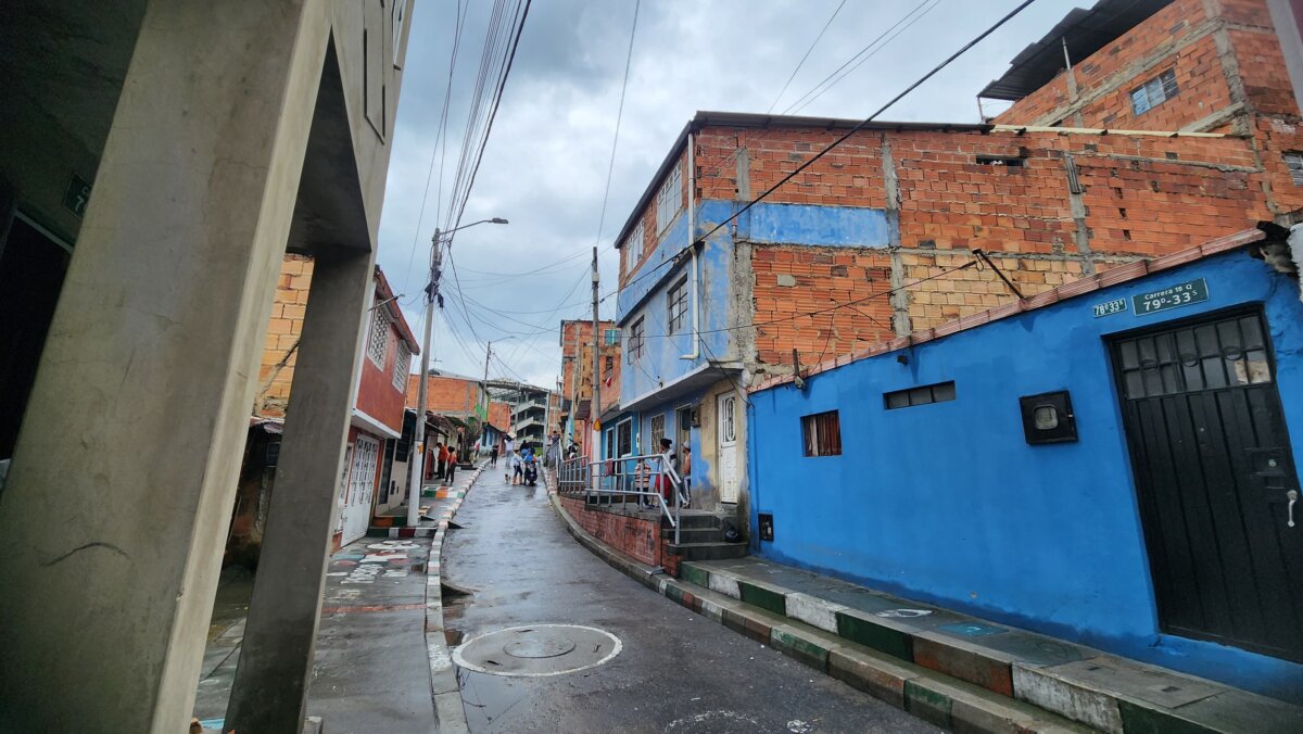 Nuevo feminicidio en Ciudad Bolívar: hombre habría asesinado a su pareja en medio de una riña Una mujer fue agredida brutalmente por su pareja sentimental en el barrio La Cumbre de Ciudad Bolívar.