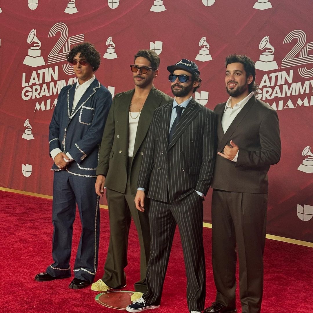 Rawayana celebra su victoria en los Latin Grammy con Mejor Canción Pop Desde su formación en 2007 en Caracas, Rawayana ha evolucionado constantemente, fusionando géneros como el reggae, funk y ritmos caribeños, lo que les ha permitido destacarse en la escena musical latina y global.