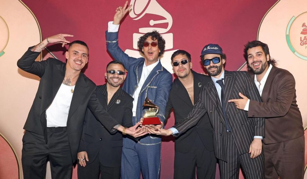 Rawayana celebra su victoria en los Latin Grammy con Mejor Canción Pop Desde su formación en 2007 en Caracas, Rawayana ha evolucionado constantemente, fusionando géneros como el reggae, funk y ritmos caribeños, lo que les ha permitido destacarse en la escena musical latina y global.