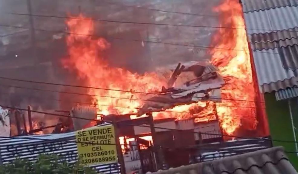 Ruth perdió su casa tras fuerte incendio en Chapinero: "Solo esperamos que nos ayuden" Q'HUBO habló con la señora Ruth, quien fue una de las afectadas por el incendio que se generó en Chapinero el pasado sábado. Su casa se convirtió en cenizas.