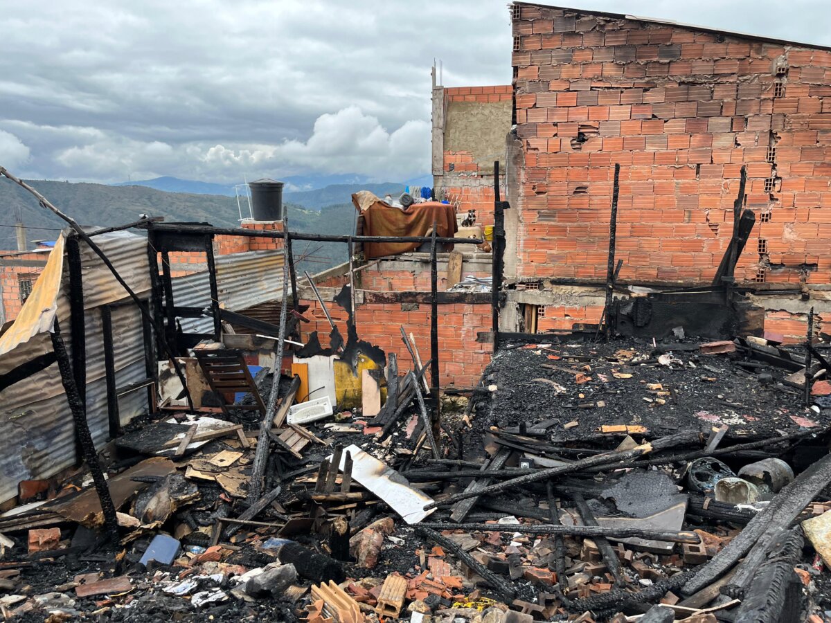 Ruth perdió su casa tras fuerte incendio en Chapinero: "Solo esperamos que nos ayuden" Q'HUBO habló con la señora Ruth, quien fue una de las afectadas por el incendio que se generó en Chapinero el pasado sábado. Su casa se convirtió en cenizas.