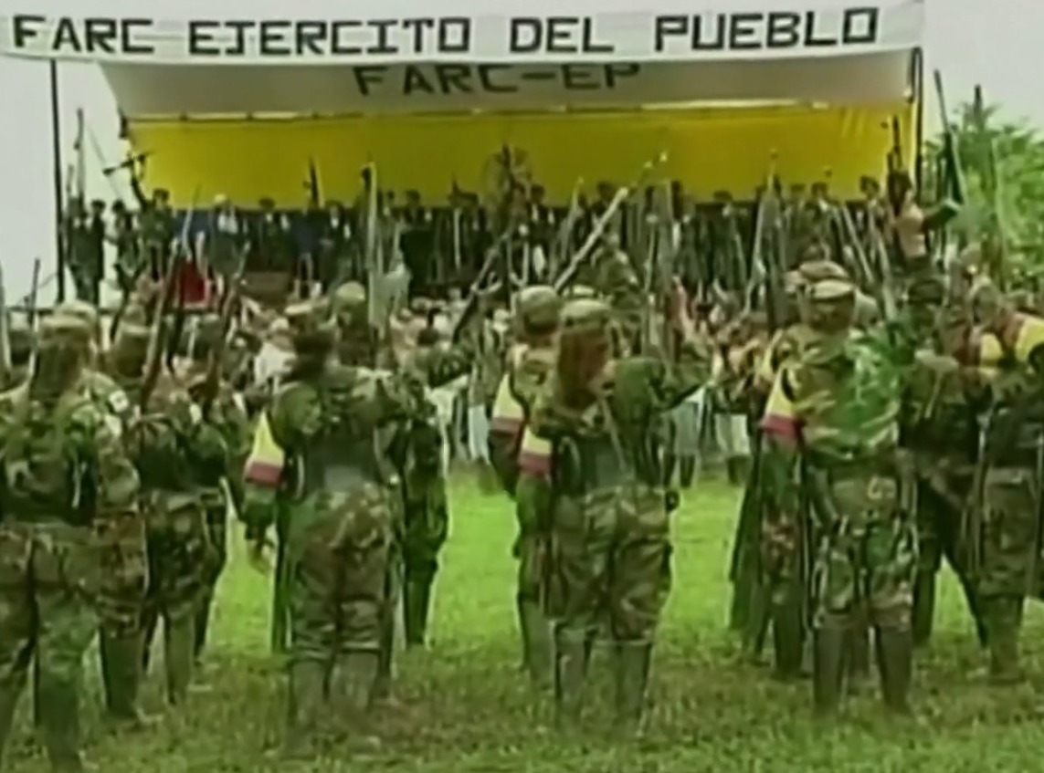 Seis excabecillas de las Farc fueron imputados por más de 18.000 casos de reclutamiento de niños y violencia sexual Este proceso busca reconocer la gravedad de los crímenes cometidos y ofrecer justicia a las víctimas de estos actos atroces, que afectaron especialmente a comunidades indígenas y rurales.