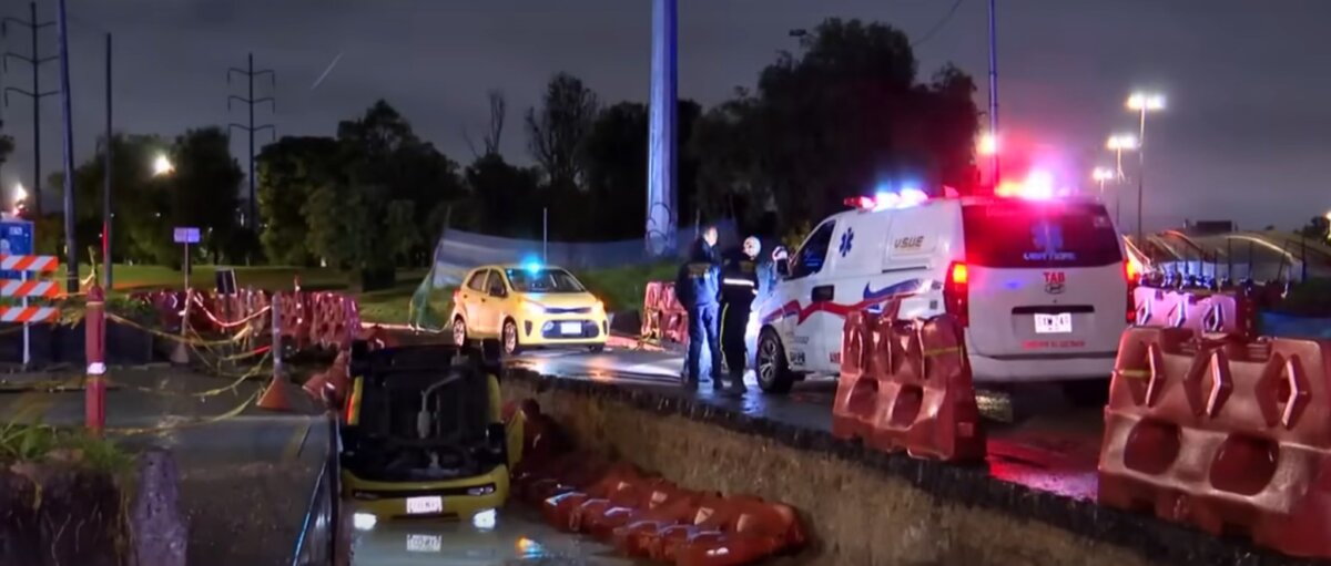 Taxista cayó a un gigantesco hueco en Bogotá y por poco muere ahogado Un taxista cayó a un hueco en una vía y estuvo a punto de morir ahogado. Le contamos cómo sucedió.