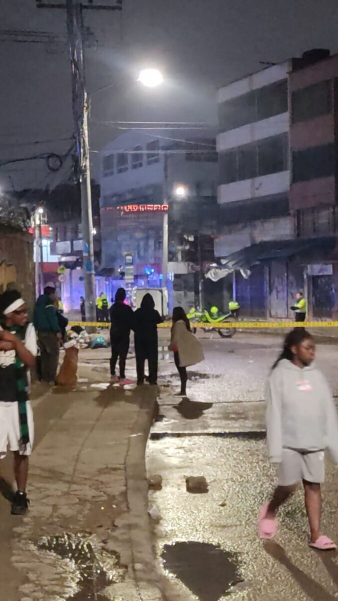 Un hombre fue asesinado a disparos en plena vía pública de Bosa La Libertad El hombre fue asesinado a disparos muy cerca de una institución educativa en Bosa La Libertad.