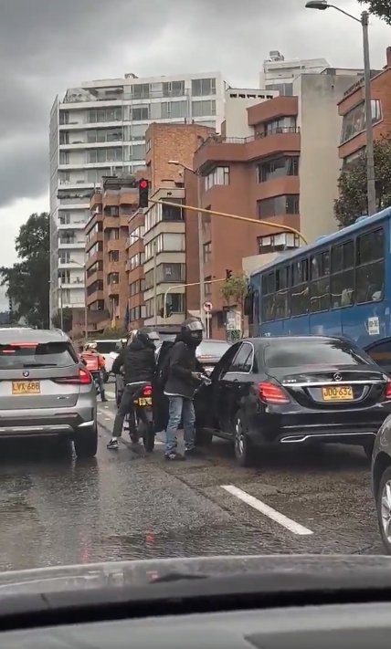 Violento atraco en la carrera Séptima: ladrones encañonaron a un conductor Así fue el violento atraco del cual fue víctima un conductor en el norte de Bogotá.