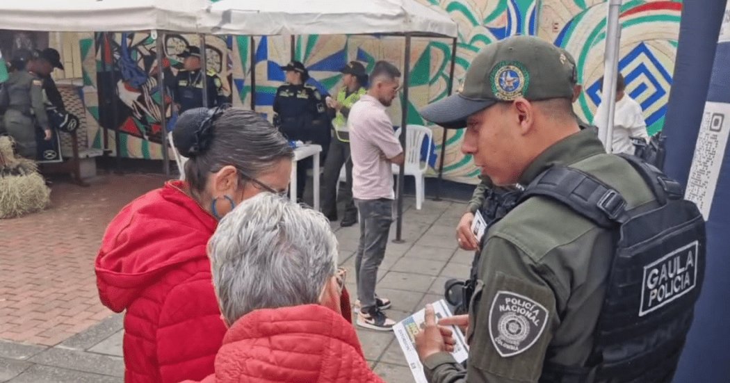 Con esta campaña, la Policía busca combatir la extorsión en Bogotá La Policía visitó a la comunidad para prevenir los delitos de secuestro y extorsión.