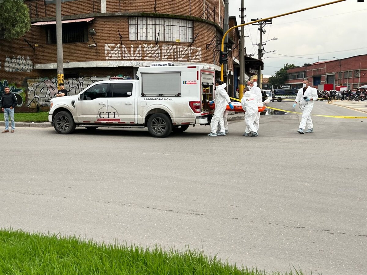 Mujer que iba como parrillera en una moto fue asesinada en Puente Aranda Una mujer que se movilizaba como parrillera en una moto fue víctima de un ataque sicarial en el barrio La Francia, de la localidad de Puente Aranda.