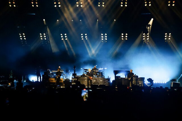 Así se vivió el concierto de Paul McCartney en Colombia La noche del viernes no fue una noche cualquiera en Bogotá. Era fácil encontrar por las calles, en los automóviles y el servicio de transporte, personas disfrazadas de todo tipo de personajes camino a distintas fiestas de Halloween, pero también una legión de 32 mil almas con un mismo destino: el estadio Nemesio Camacho El Campín.