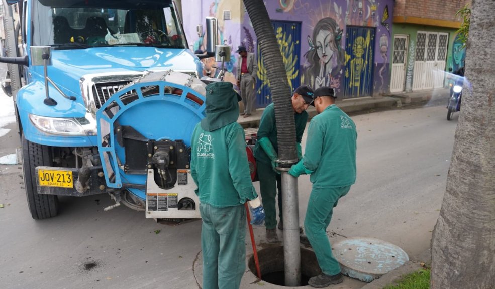 Para evitar riesgos por lluvias, autoridades limpian canales La Secretaría de Ambiente de Bogotá fortalece las medidas de limpieza en la capital por la temporada de lluvias. El plan incluye limpieza de canales, monitoreo de quebradas y evaluación de árboles en riesgo.