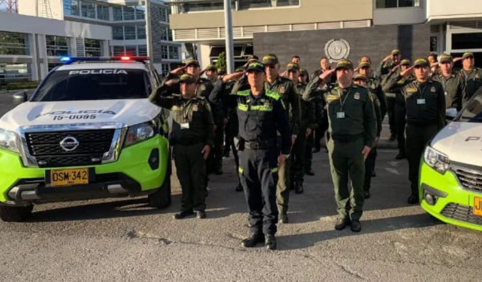 Concejal denuncia crisis policial: faltan vehículos y agentes en Bogotá La Policía Nacional atraviesa una crisis operativa sin precedentes: según el concejal Julián Uscátegui el 20% de su flota vehicular está fuera de servicio, a la vez que Bogotá registra el menor número de uniformados en más de una década, según se denunció.