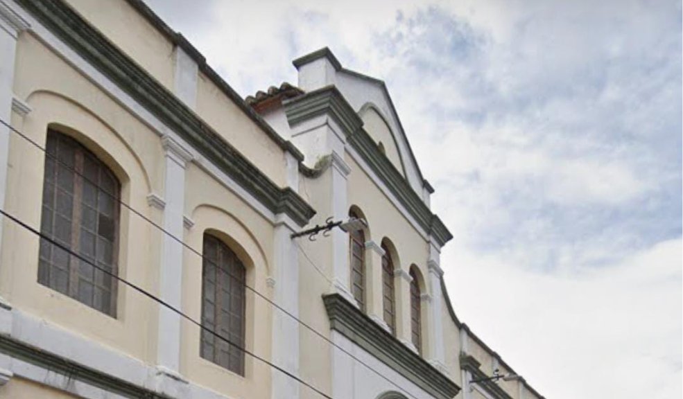 Colapso de muro en colegio La Salle deja tres heridos Tres personas resultaron heridas tras el colapso de un muro del colegio La Salle, una edificación patrimonial de más de 120 años que está en proceso de restauración. La comunidad denuncia falta de medidas de seguridad.