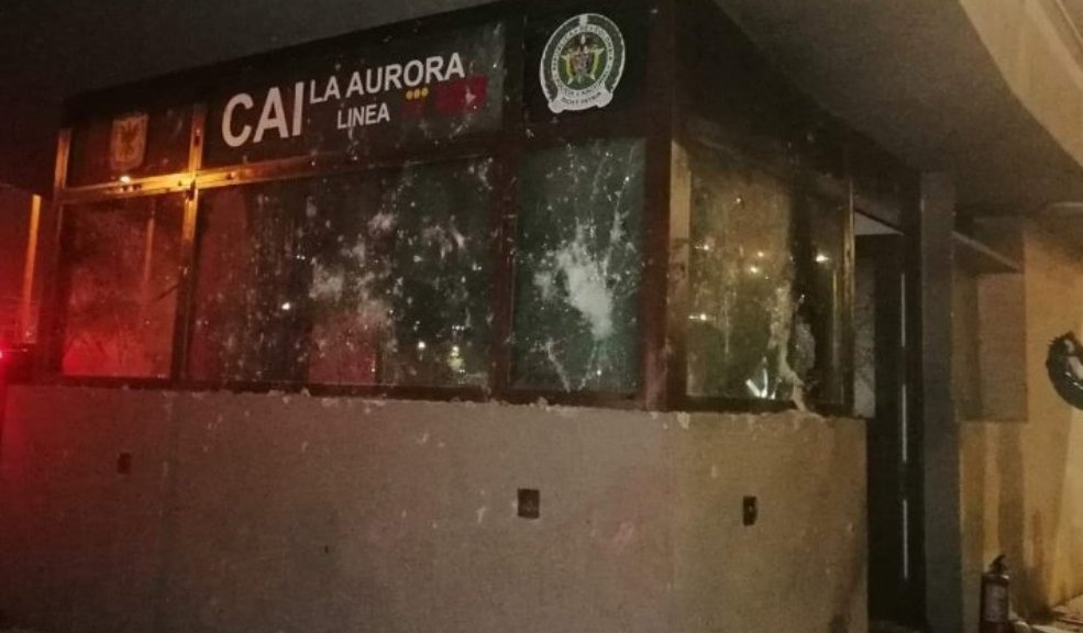 Dos jóvenes de 'La Primera Línea' fueron condenados por ataque a un CAI Por el ataque al CAI La Aurora durante el estallido social de 2021, dos jóvenes fueron condenados a prisión por un juez de Bogotá en una decisión emitida el día de hoy.