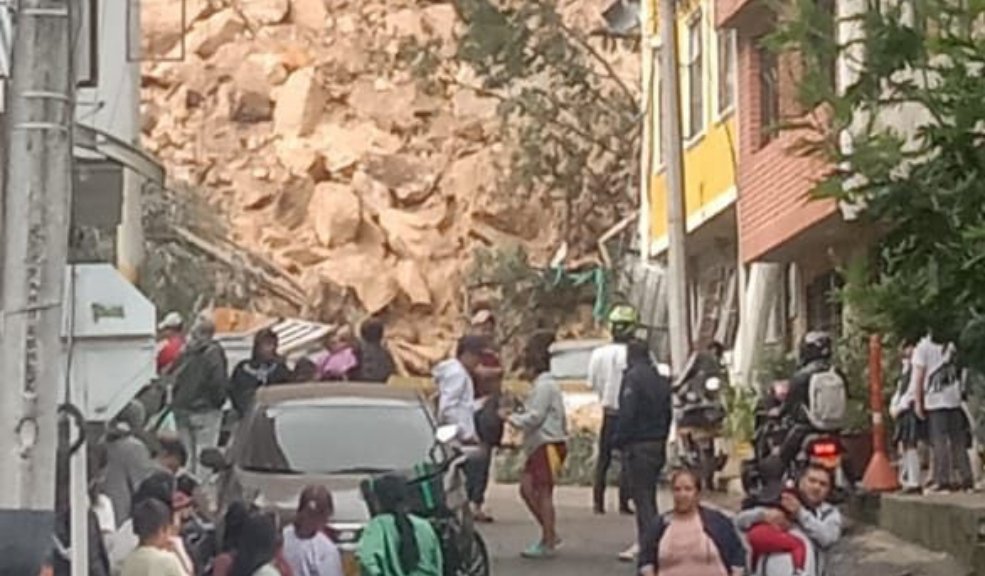 "Pensé que era un temblor": mujer contó cómo fue el derrumbe en Usaquén Un alud de tierra y rocas sepultó dos viviendas y varios vehículos en el barrio 'Las Delicias', localidad de Usaquén, en la mañana de este miércoles 13 de noviembre. Una de las residentes de las casas afectadas relató los momentos de pánico que vivió durante el deslizamiento.