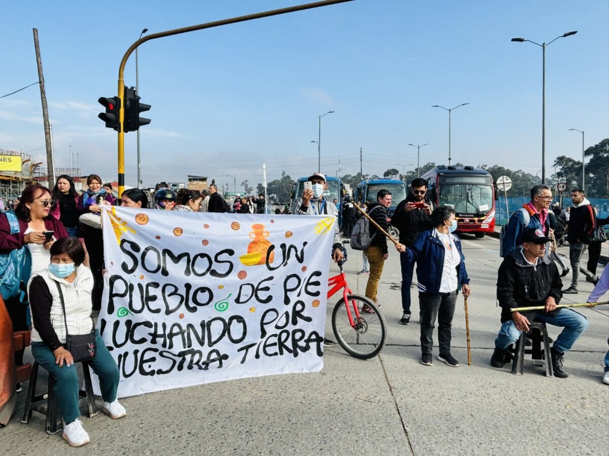 ¿Por qué una comunidad indígena Muisca protesta en la Autopista Sur? Debido a la protesta que lleva a cabo la comunidad indígena Muisca de Bosa en la Autopista Sur, TransMilenio dejó de operar en las estaciones de Soacha.