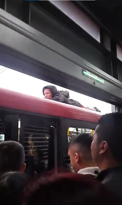 ¿Spider-Man en TransMilenio? Joven se subió al techo de un bus porque este estaba lleno Un joven se subió al techo de un bus de TransMilenio porque estaba lleno. Los internautas abrieron un debate en redes sociales.