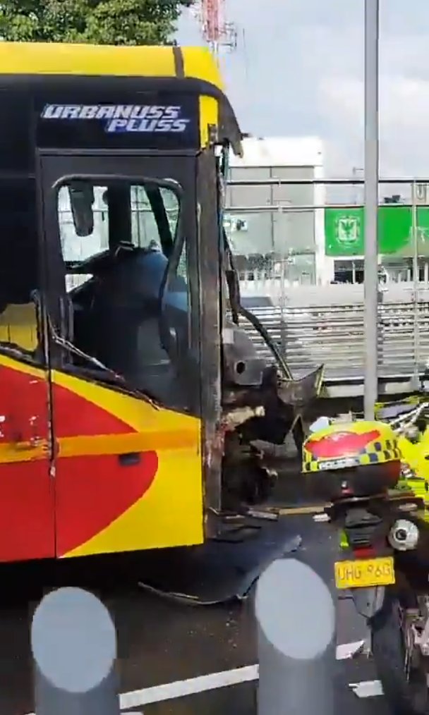 EN VIDEO: Así fue el choque entre dos buses de TransMilenio que dejó varios heridos en la calle 80 Un choque entre dos buses de TransMilenios dejó, al menos 7 heridos. Uno de los viajeros era una mujer en embarazo.